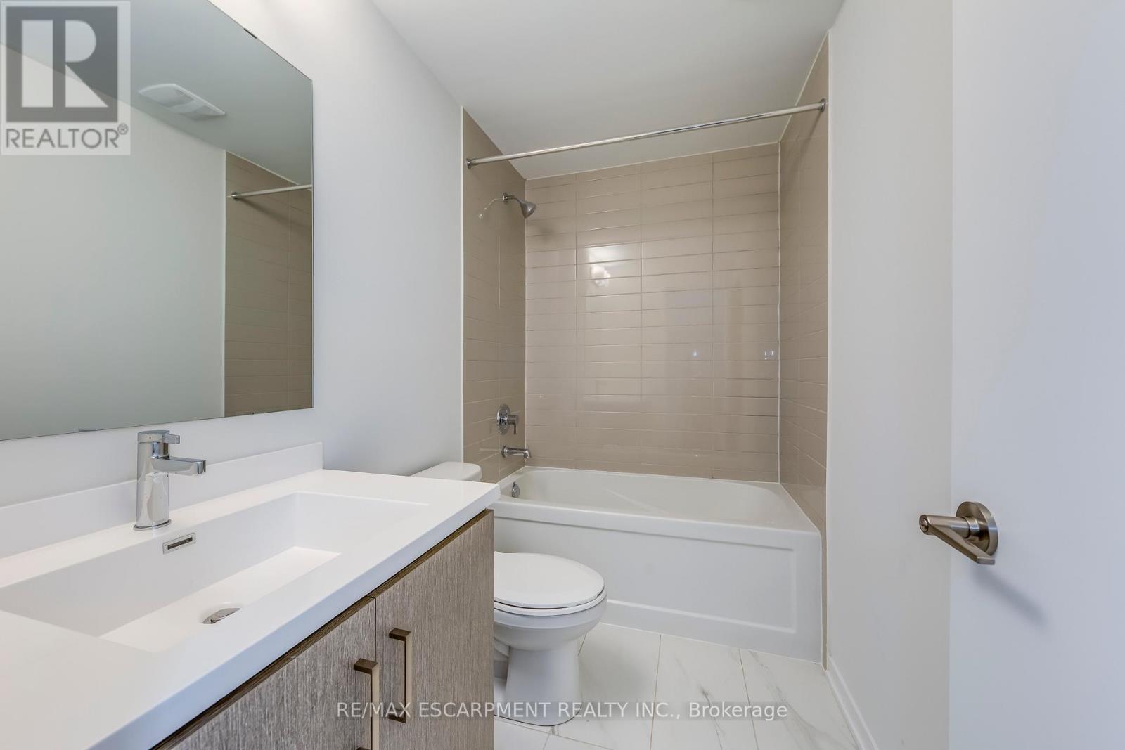 Photo 8 of 149 31 Almond Blossom Mews, Vaughan ON