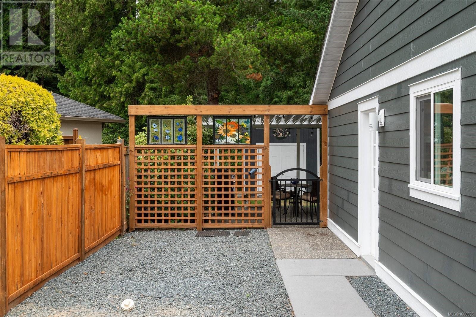 Photo 8 of 573 Tyee Cres, Qualicum Beach BC