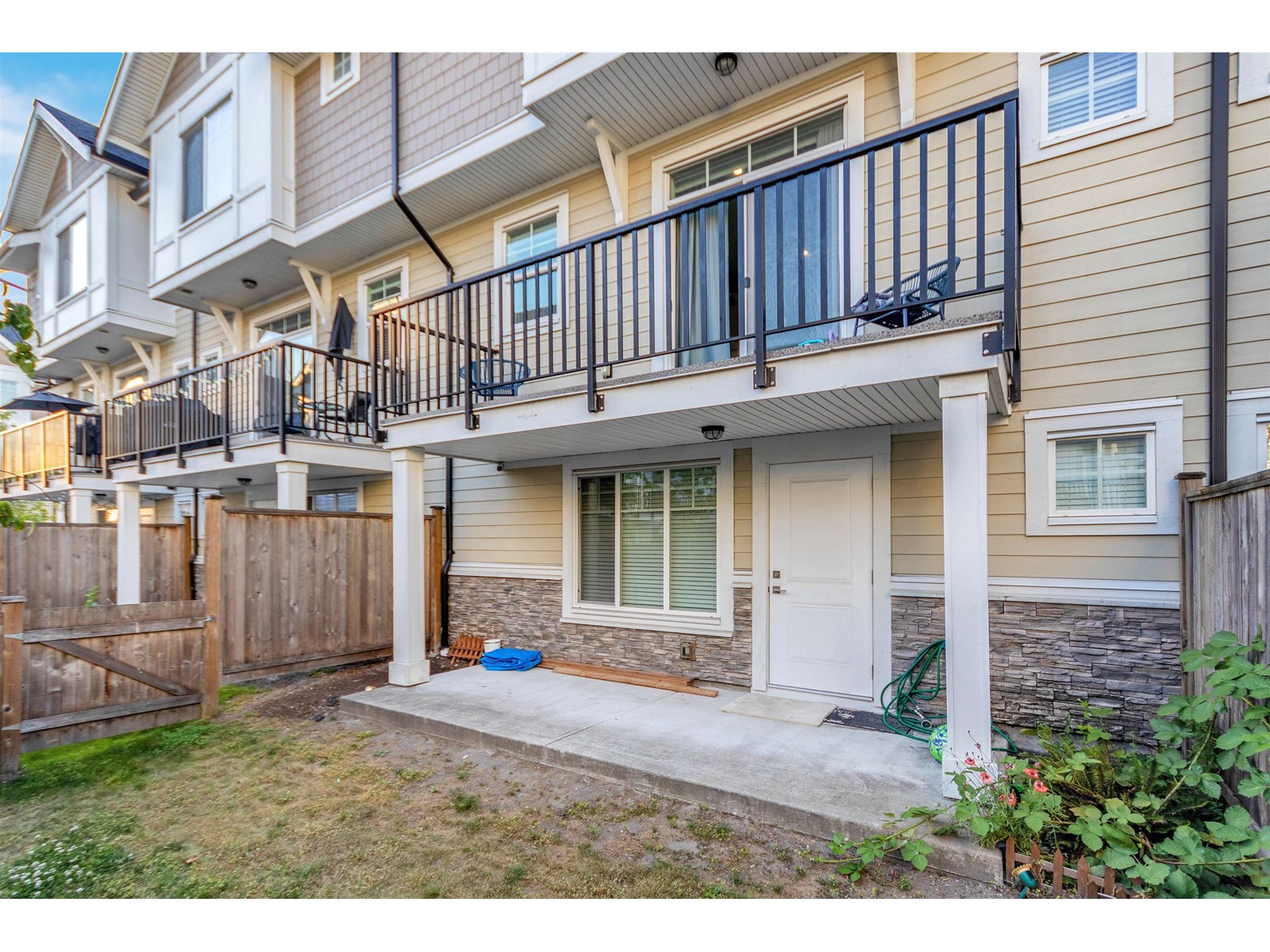 Photo 3 of 10 7056 192 Street, Surrey BC