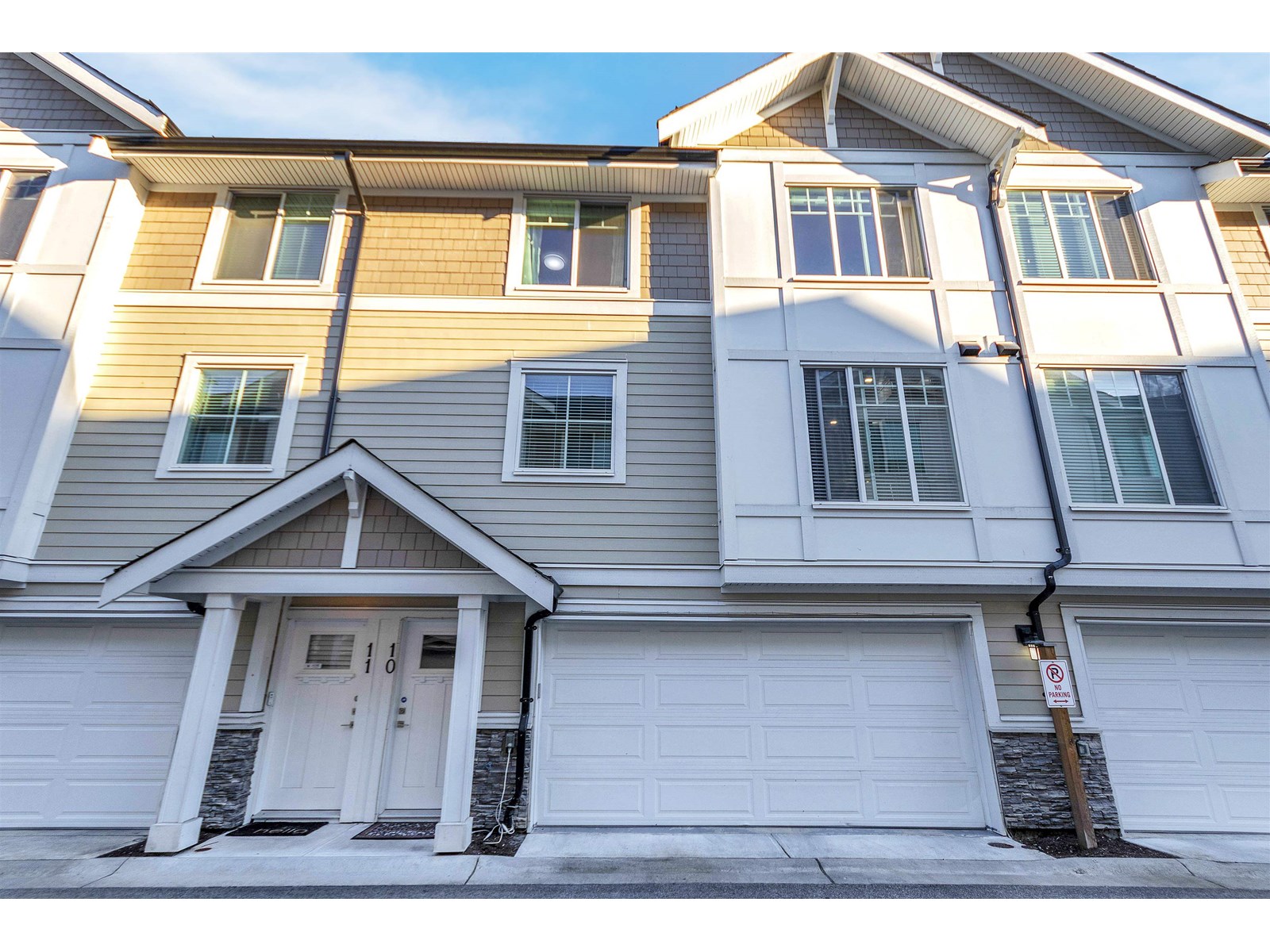 Photo 2 of 10 7056 192 Street, Surrey BC