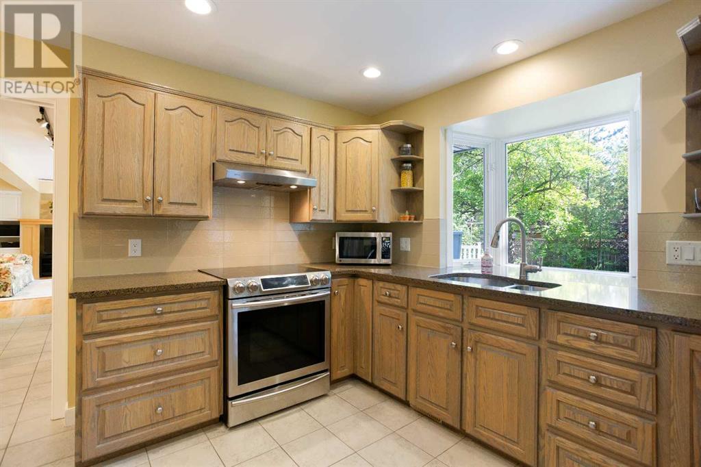Single Family House for Sale in  Varston Place NW Varsity Calgary 