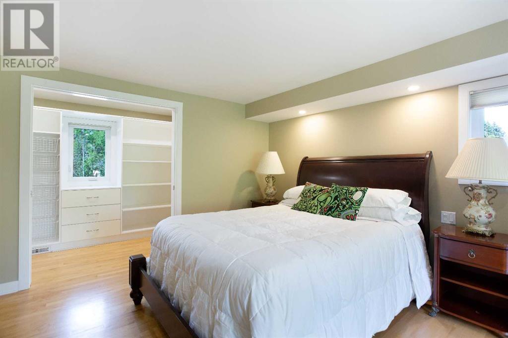 Single Family House for Sale in  Varston Place NW Varsity Calgary 