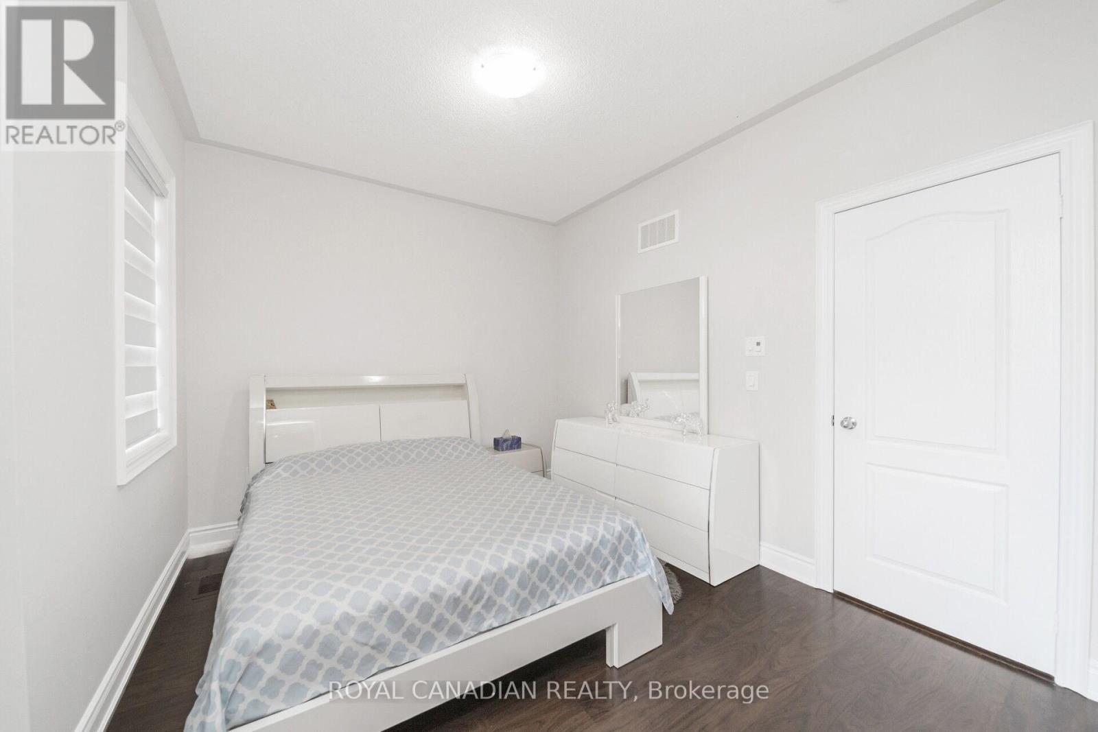 Photo 3 of 1531 Mendelson Heights, Milton ON