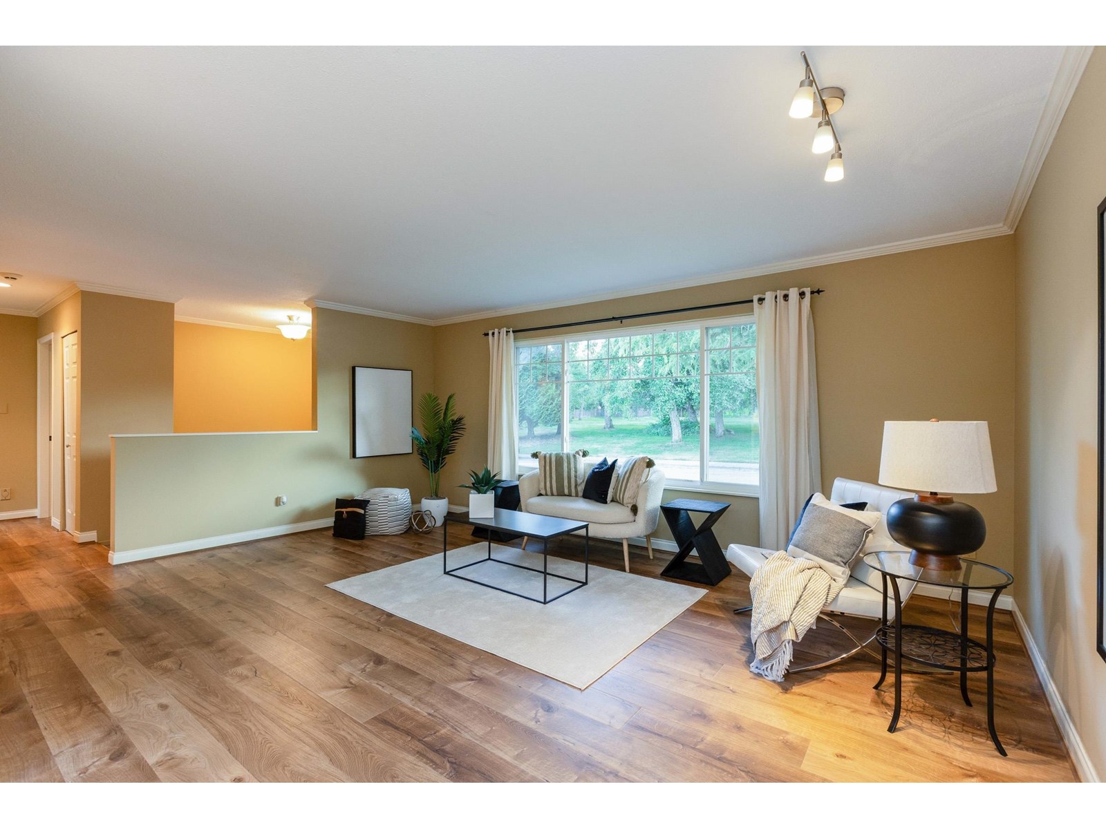 Photo 5 of 1550 Kent Street, White Rock BC