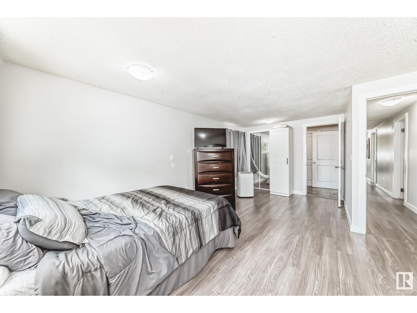 Photo 2 of 140 West View Cr Nw, Edmonton AB