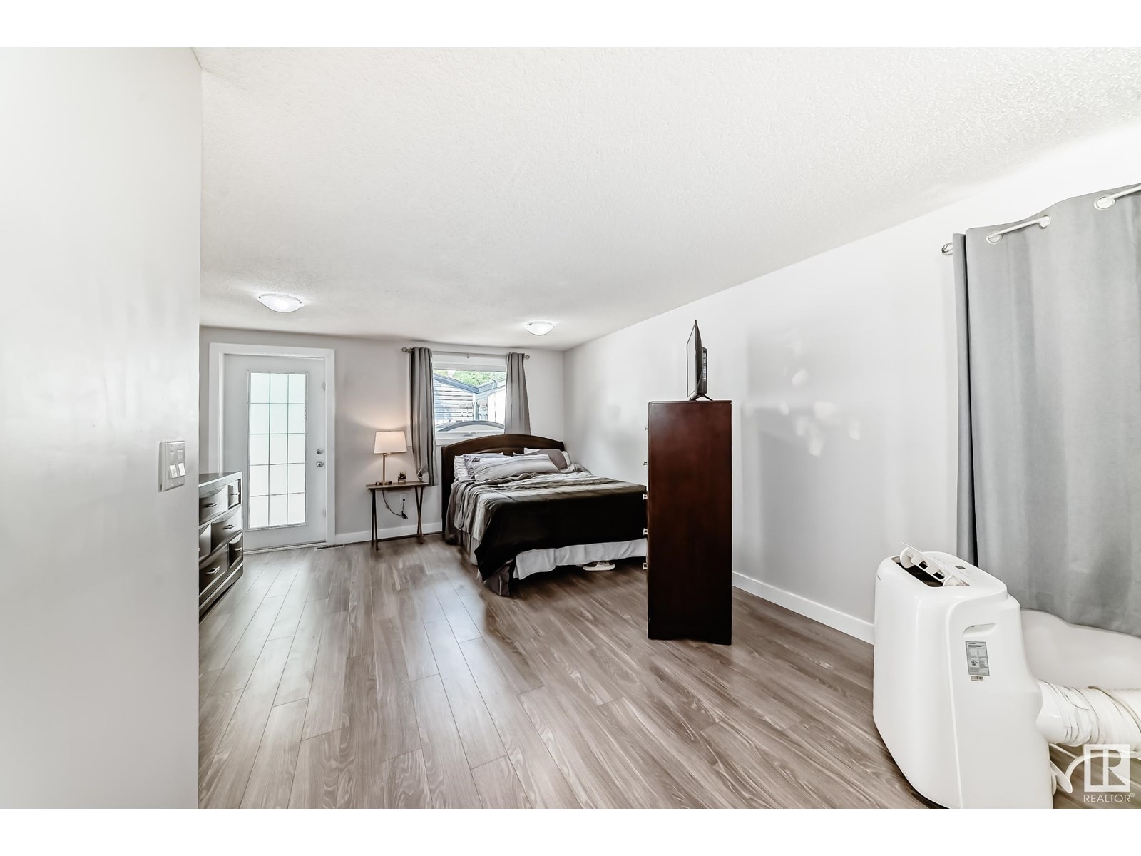 Photo 8 of 140 West View Cr Nw, Edmonton AB
