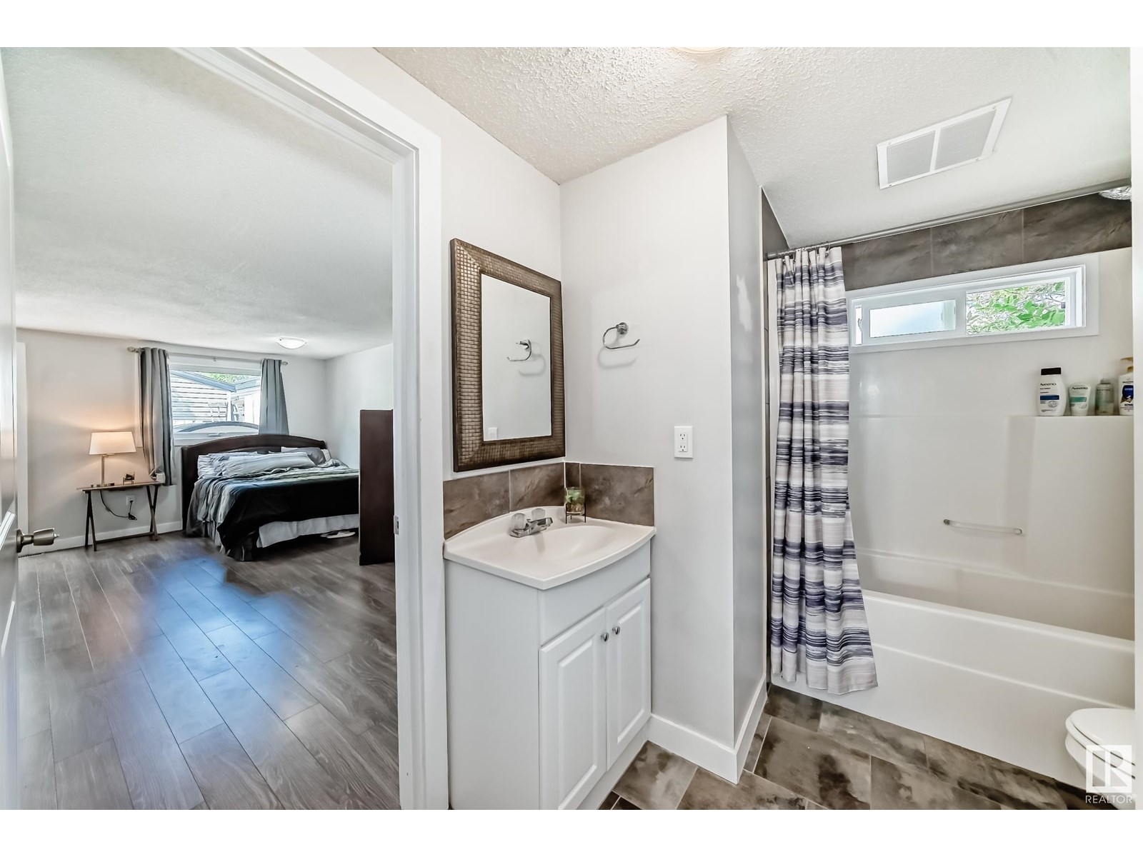 Photo 17 of 140 West View Cr Nw, Edmonton AB