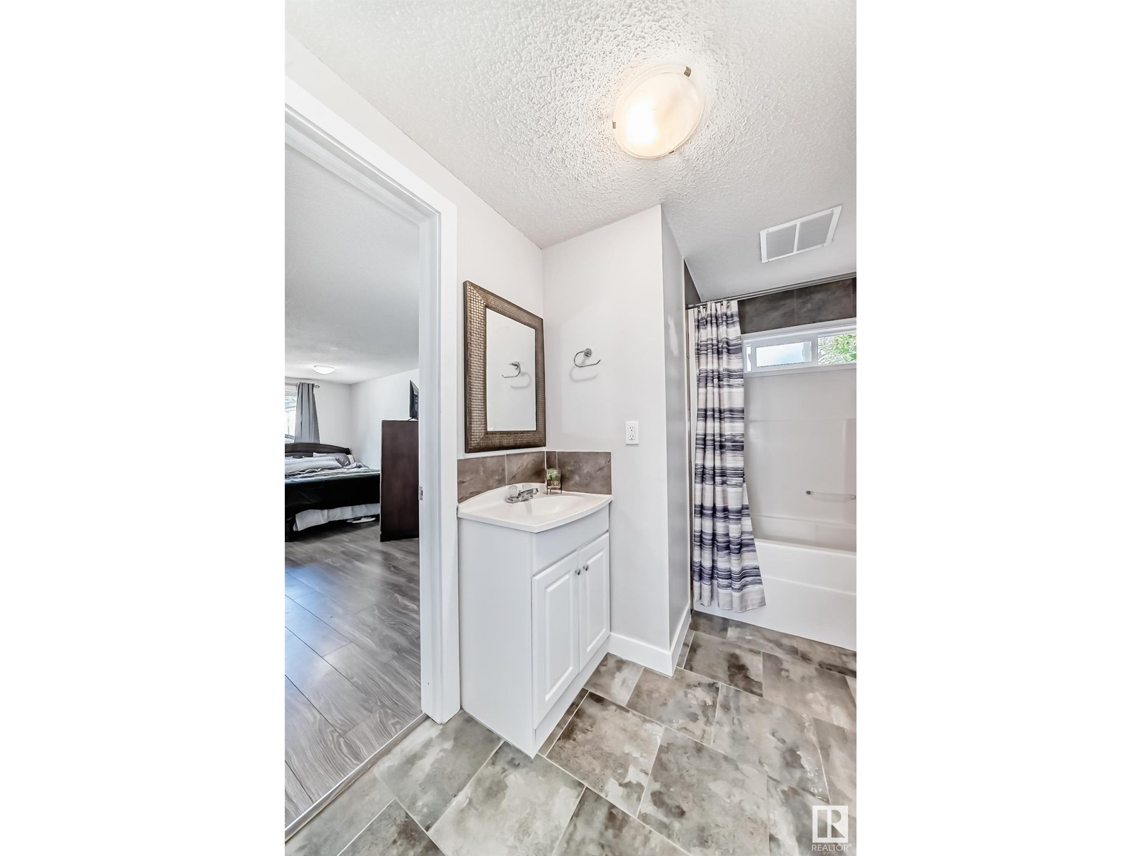 Photo 13 of 140 West View Cr Nw, Edmonton AB