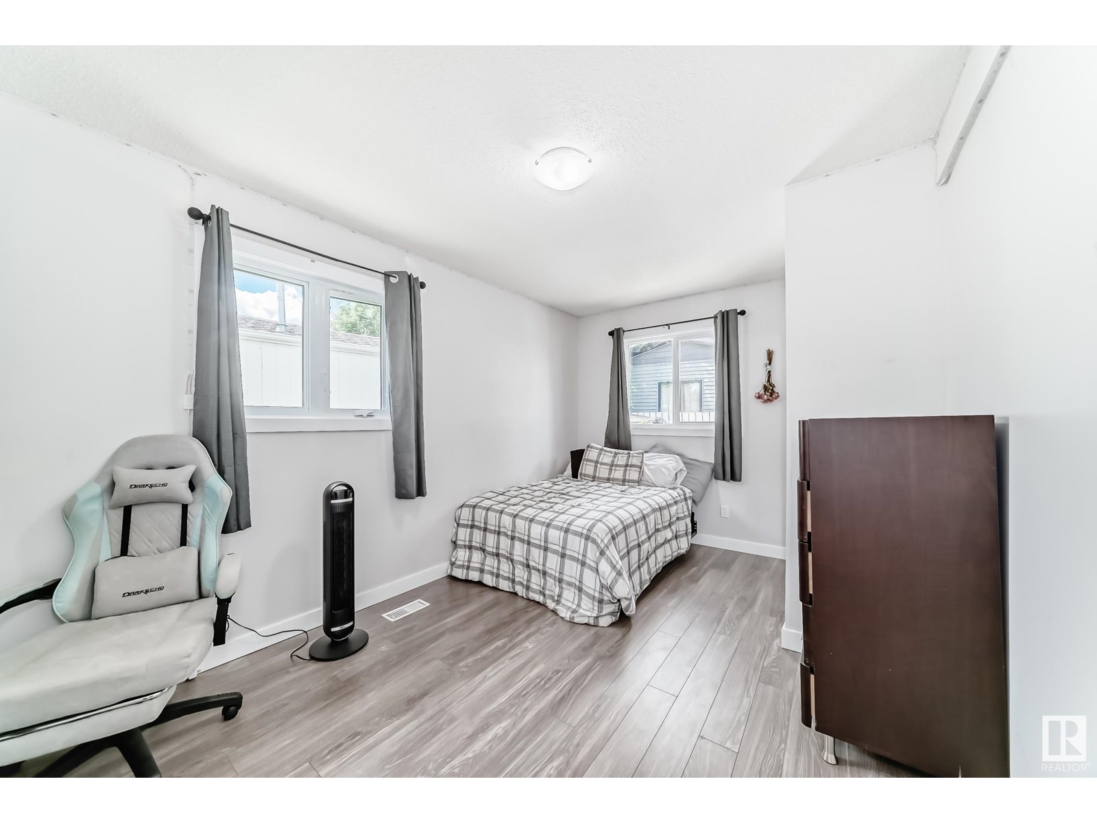 Photo 5 of 140 West View Cr Nw, Edmonton AB