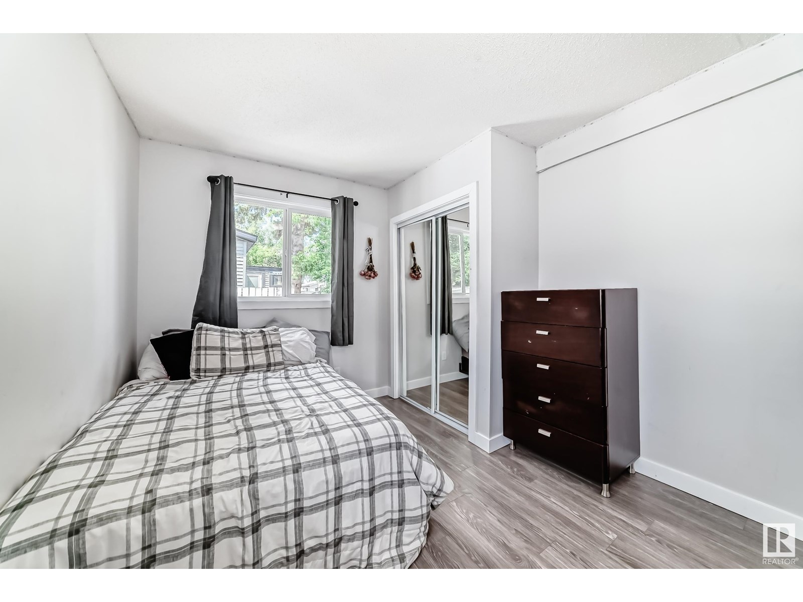 Photo 22 of 140 West View Cr Nw, Edmonton AB