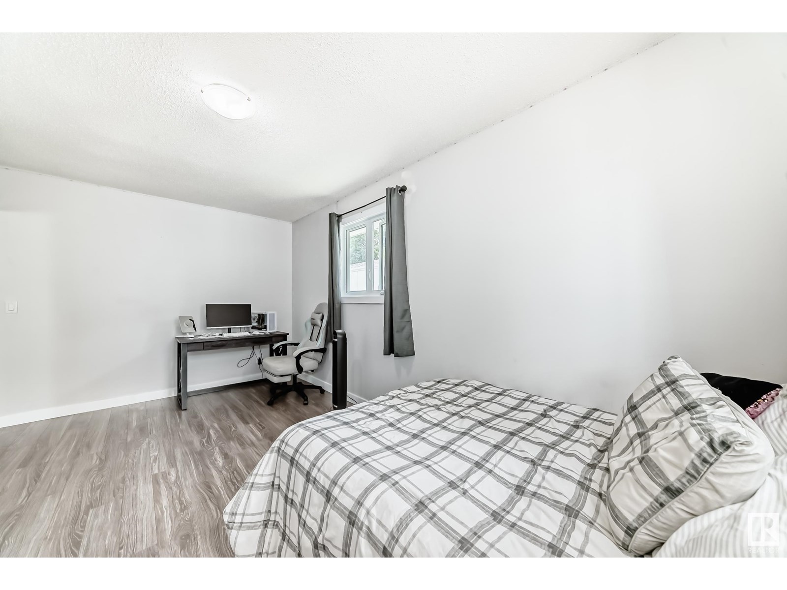 Photo 14 of 140 West View Cr Nw, Edmonton AB