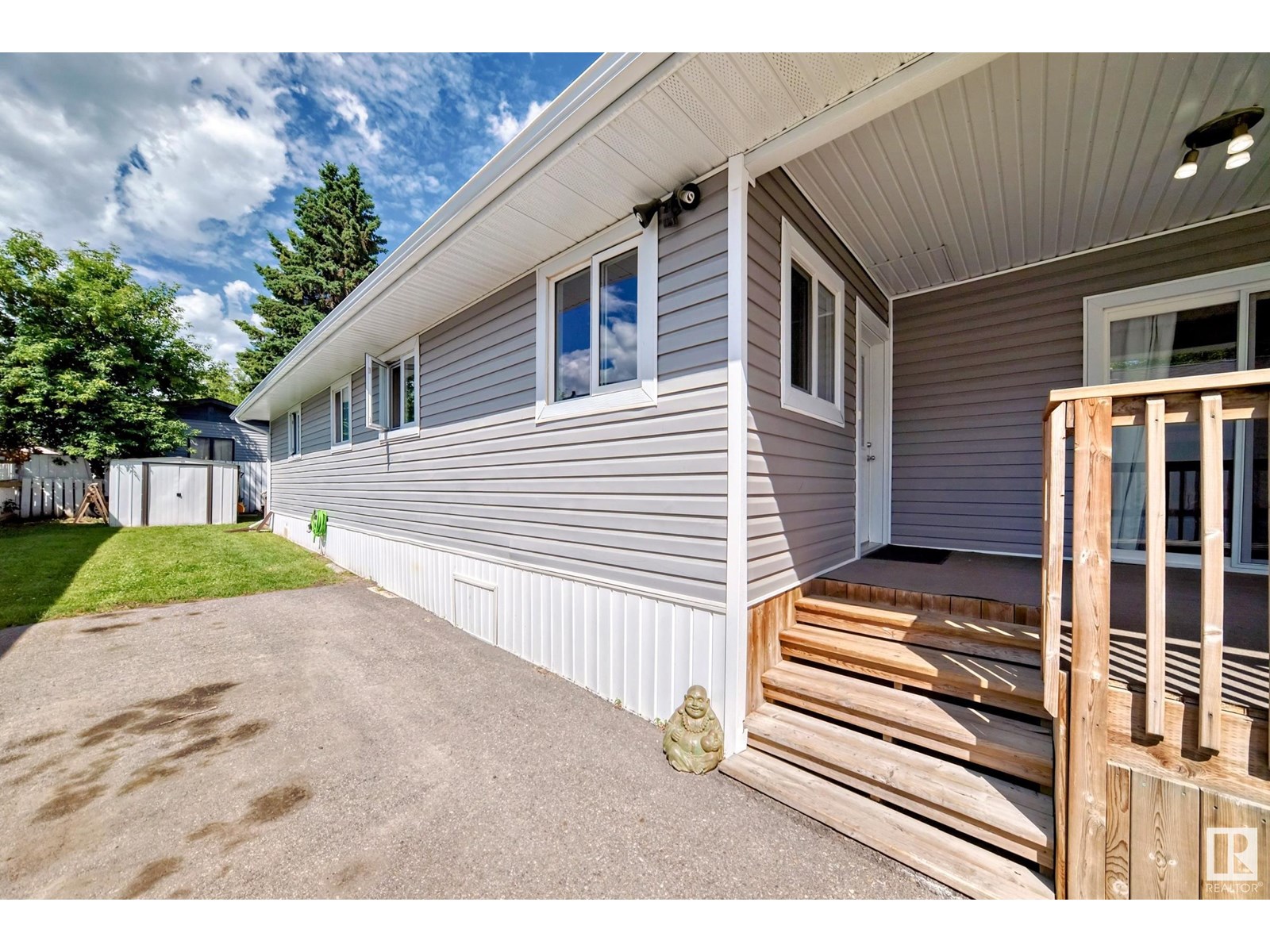 Photo 3 of 140 West View Cr Nw, Edmonton AB