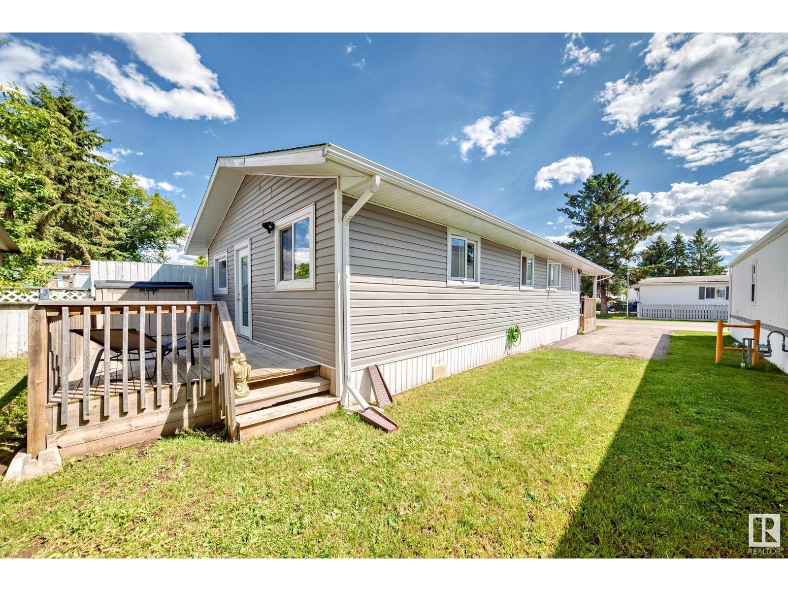 Photo 12 of 140 West View Cr Nw, Edmonton AB