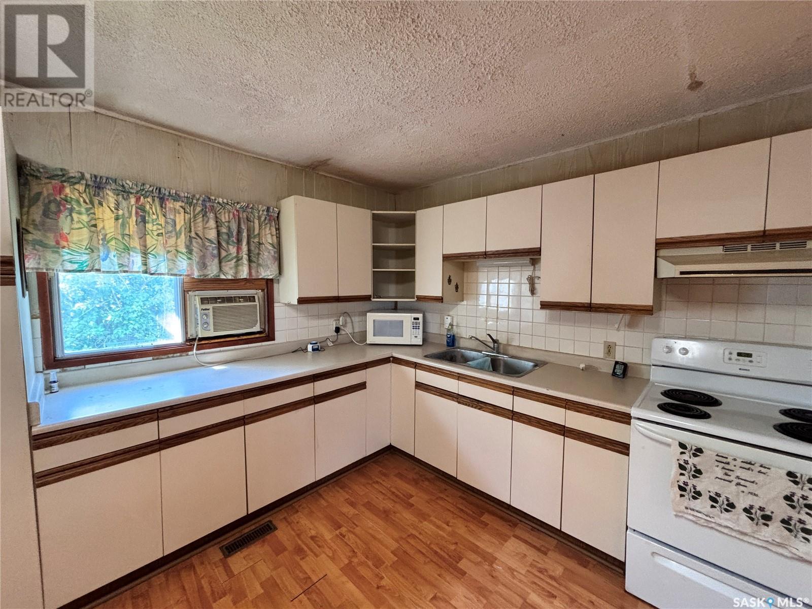 Photo 24 of 108 2nd Avenue S, Macrorie SK