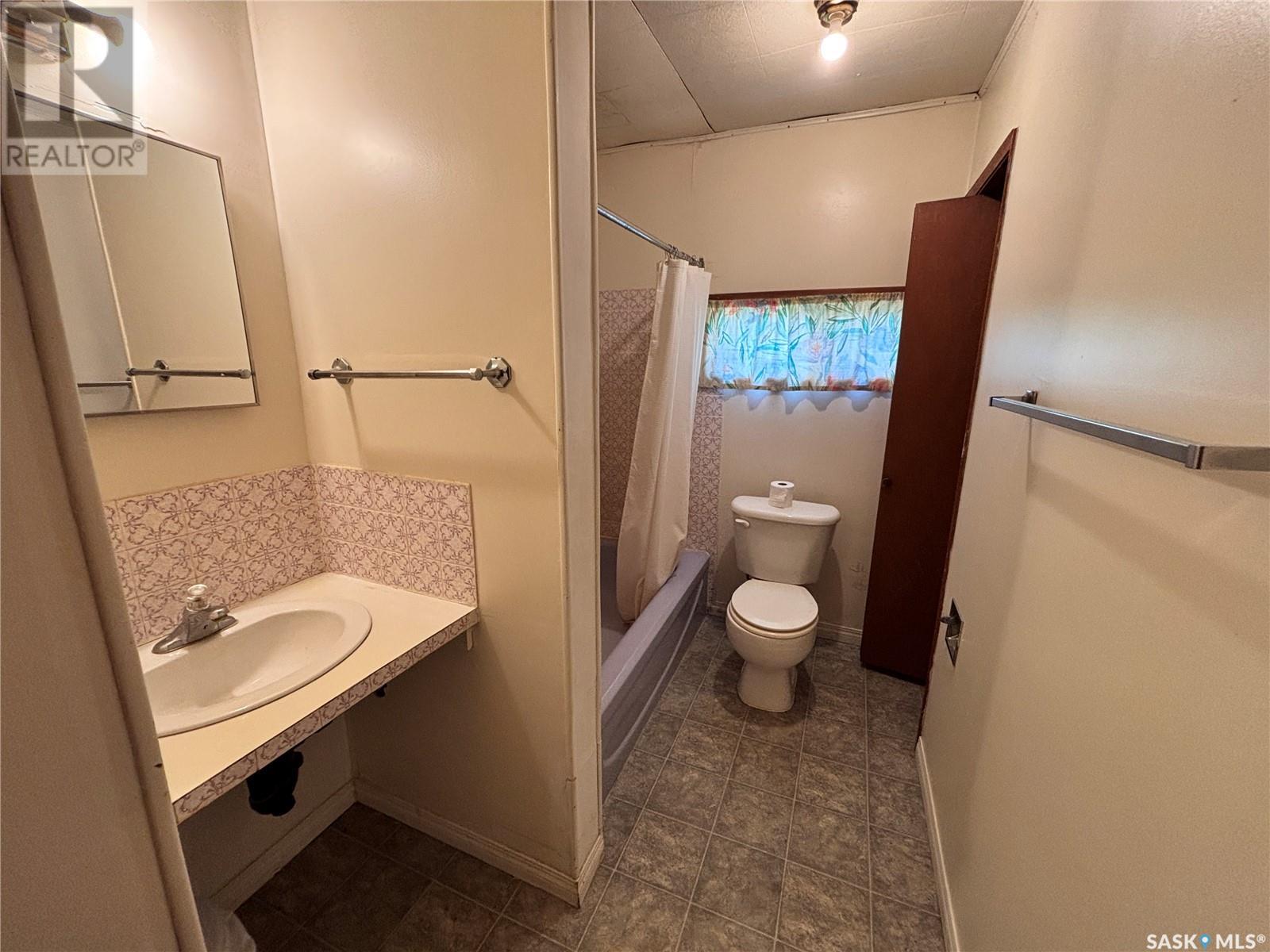 Photo 3 of 108 2nd Avenue S, Macrorie SK
