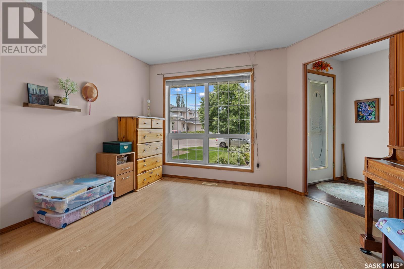 Single Family House 2 Level for Sale in  Hayden Park ROAD Regina 