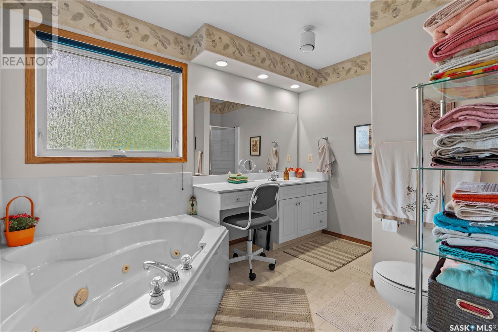 Single Family House 2 Level for Sale in  Hayden Park ROAD Regina 