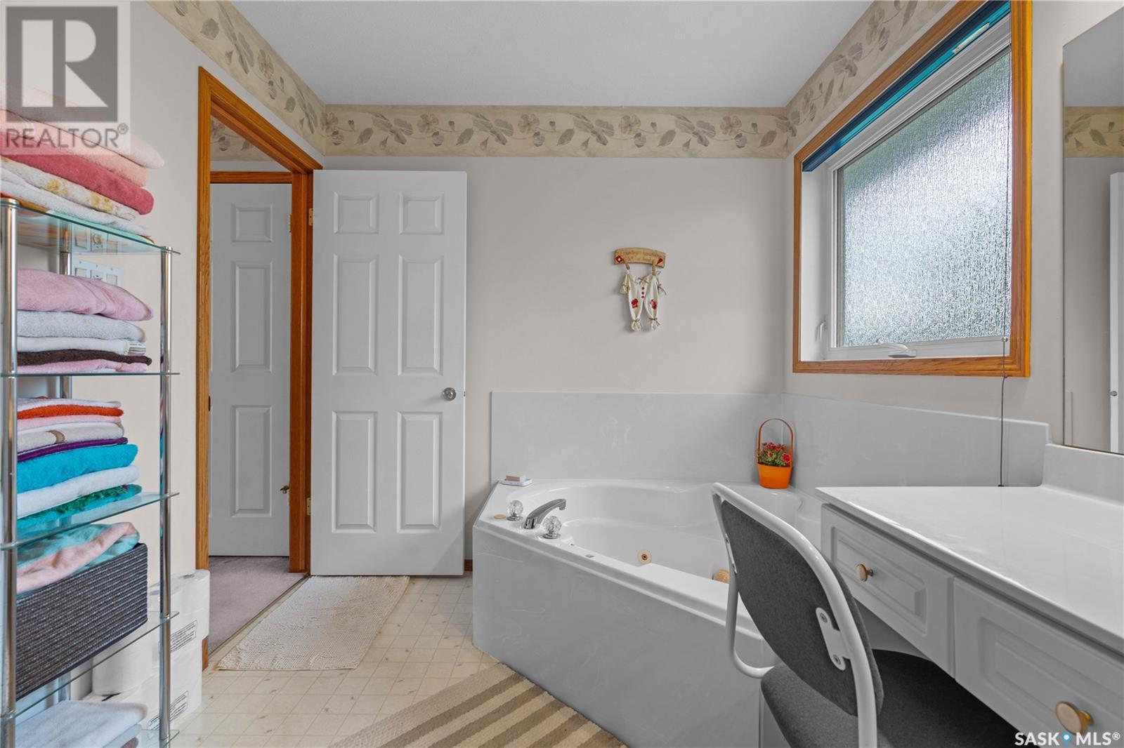 Single Family House 2 Level for Sale in  Hayden Park ROAD Regina 