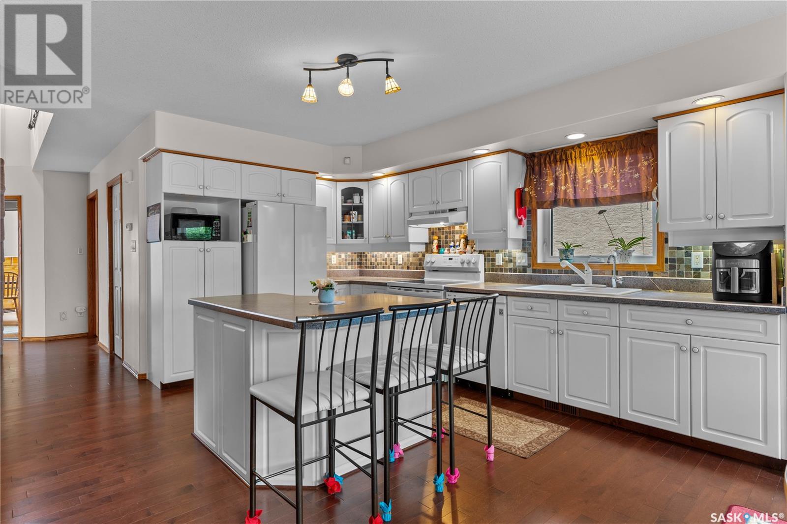 Single Family House 2 Level for Sale in  Hayden Park ROAD Regina 