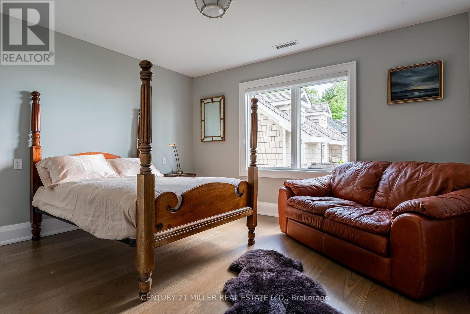 Photo 5 of 6 Chartwell Road, Oakville ON