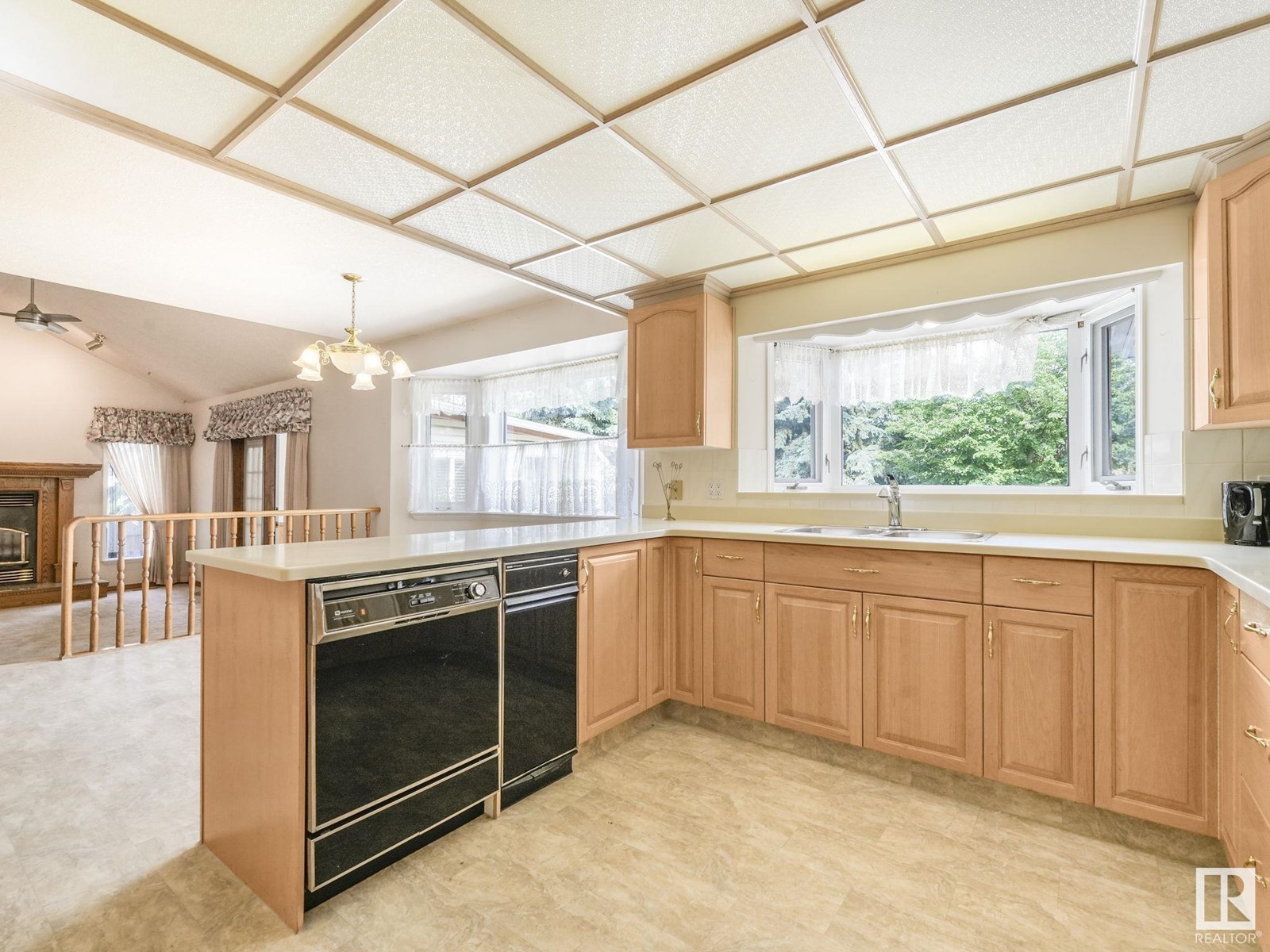 Photo 2 of 1820 Bearspaw Dr W Nw, Edmonton AB