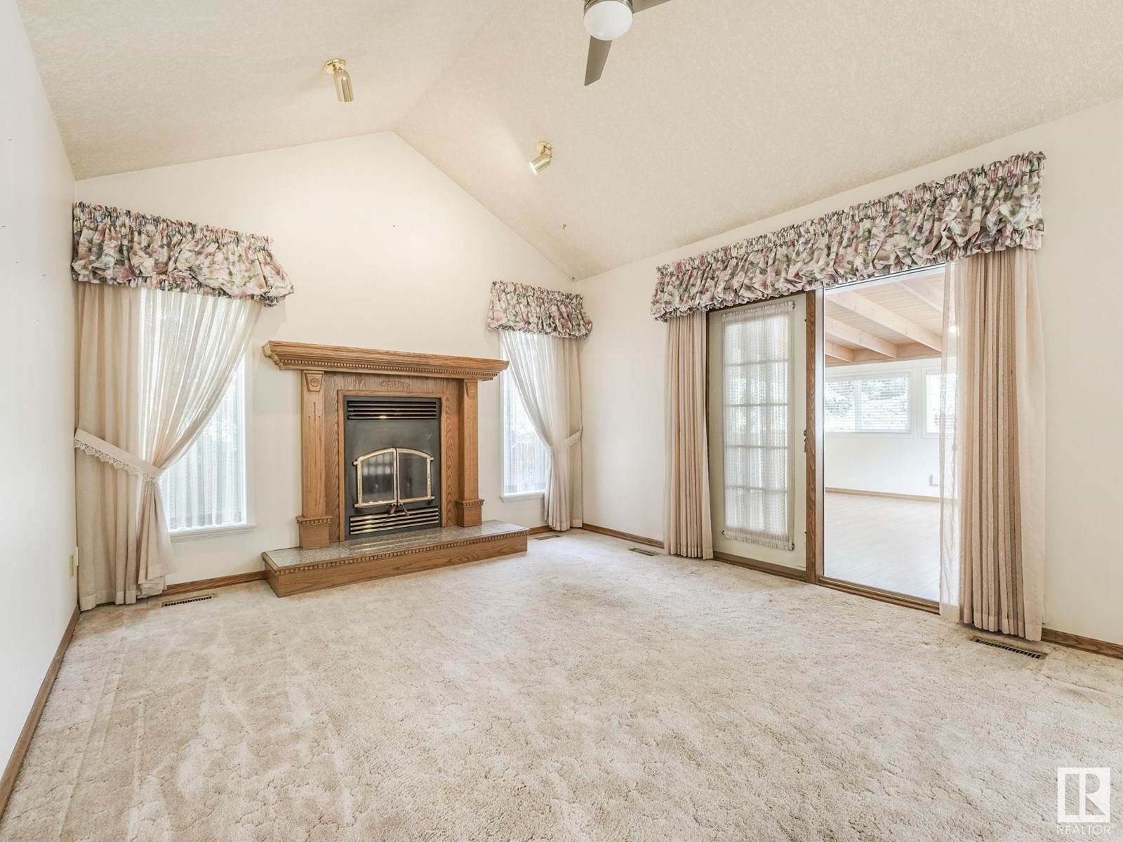 Photo 3 of 1820 Bearspaw Dr W Nw, Edmonton AB