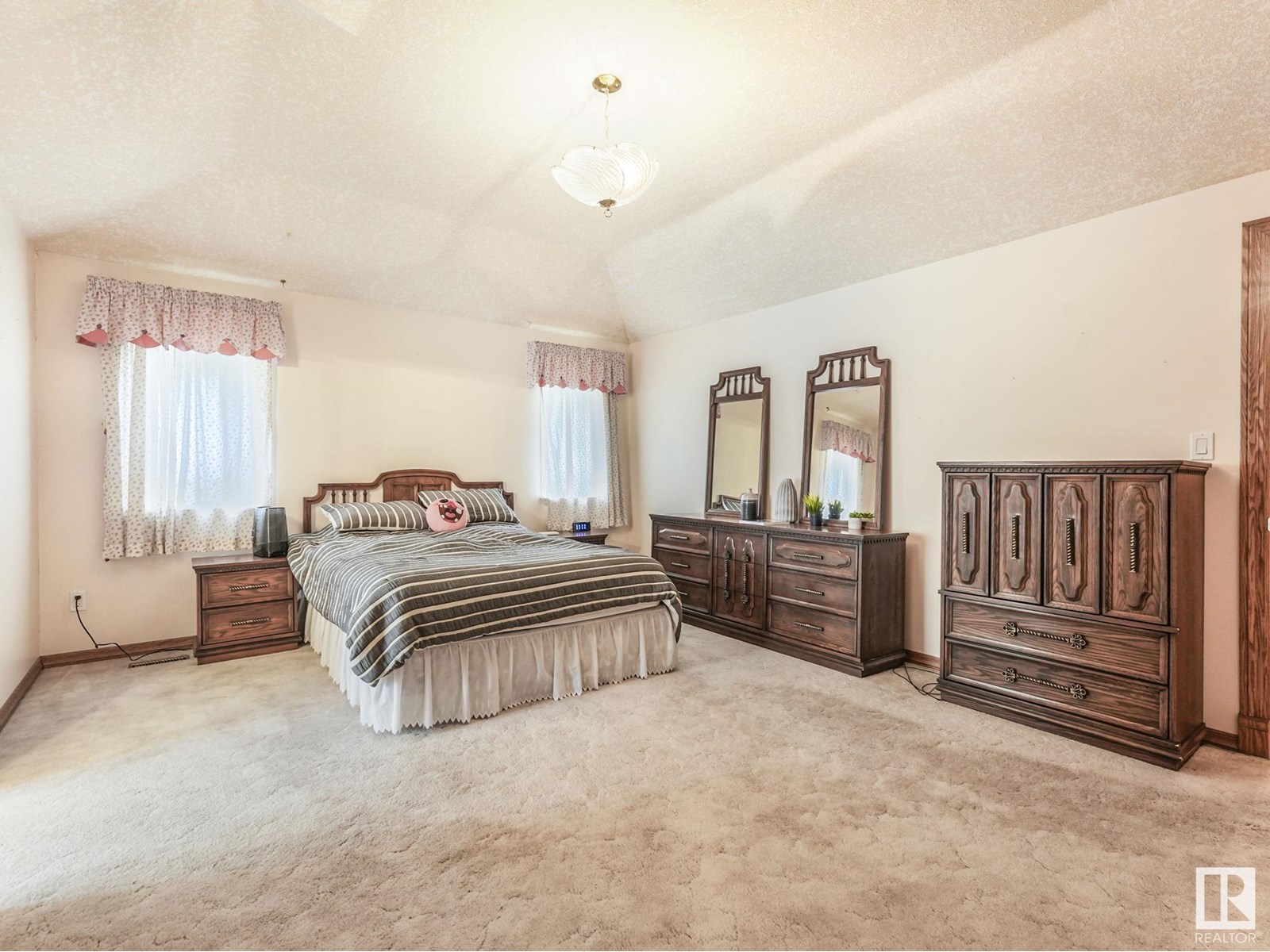 Photo 1 of 1820 Bearspaw Dr W Nw, Edmonton AB