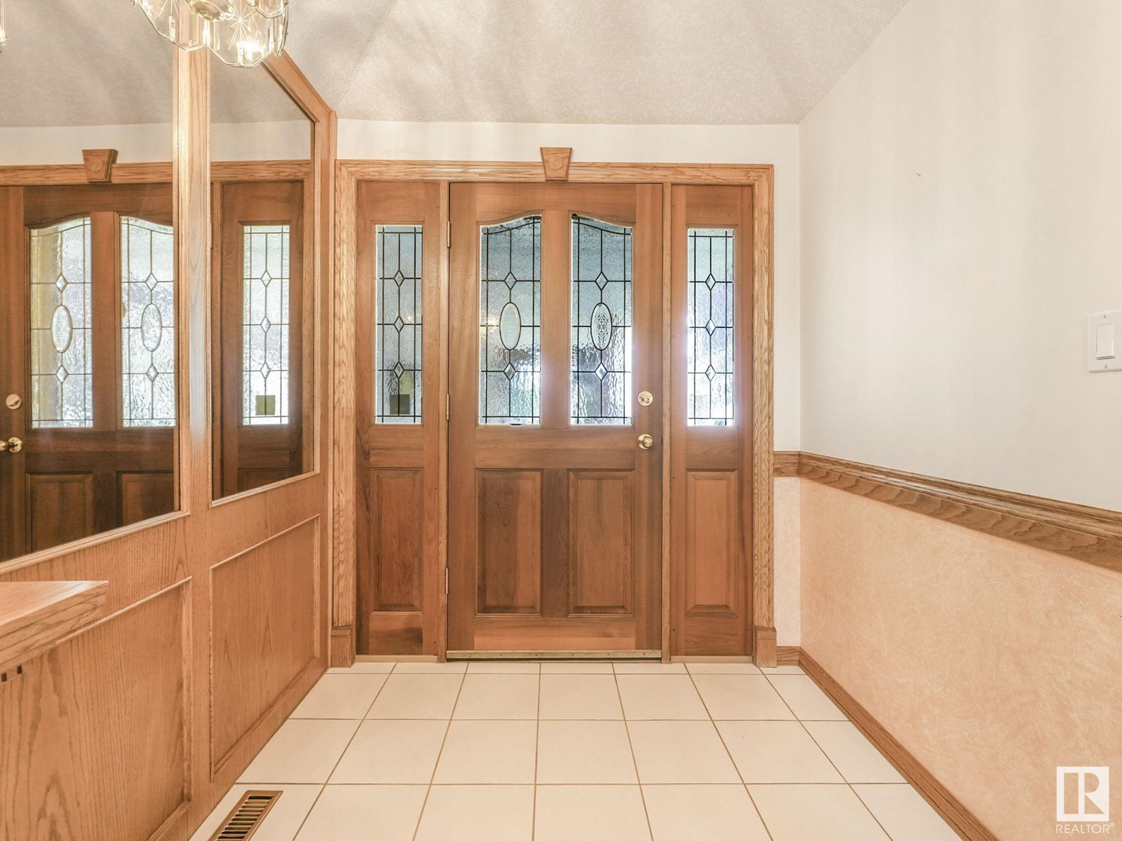 Photo 11 of 1820 Bearspaw Dr W Nw, Edmonton AB