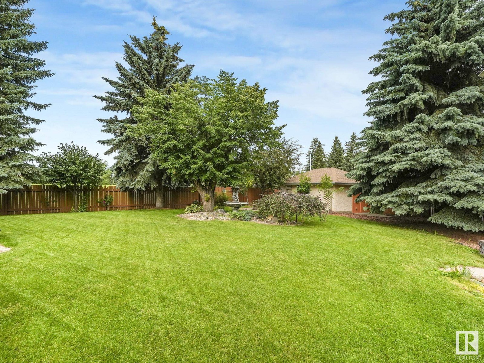Photo 6 of 1820 Bearspaw Dr W Nw, Edmonton AB