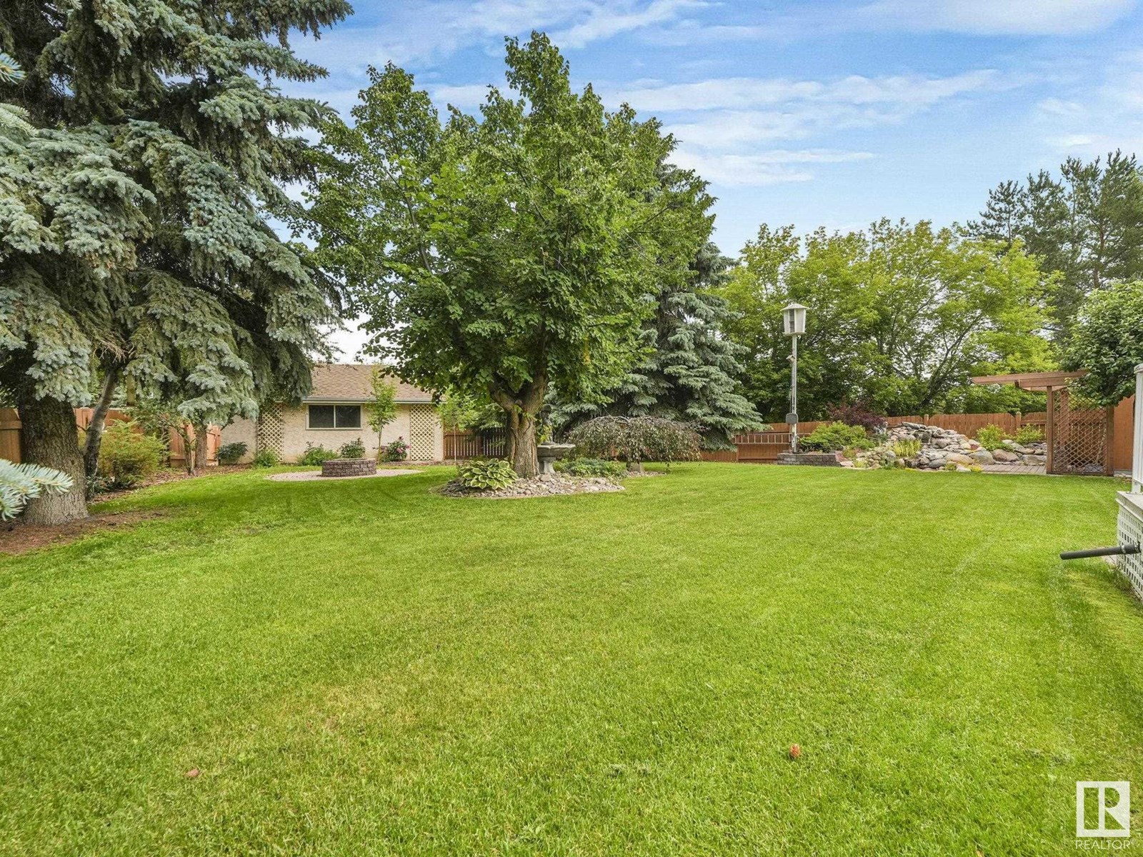 Photo 7 of 1820 Bearspaw Dr W Nw, Edmonton AB