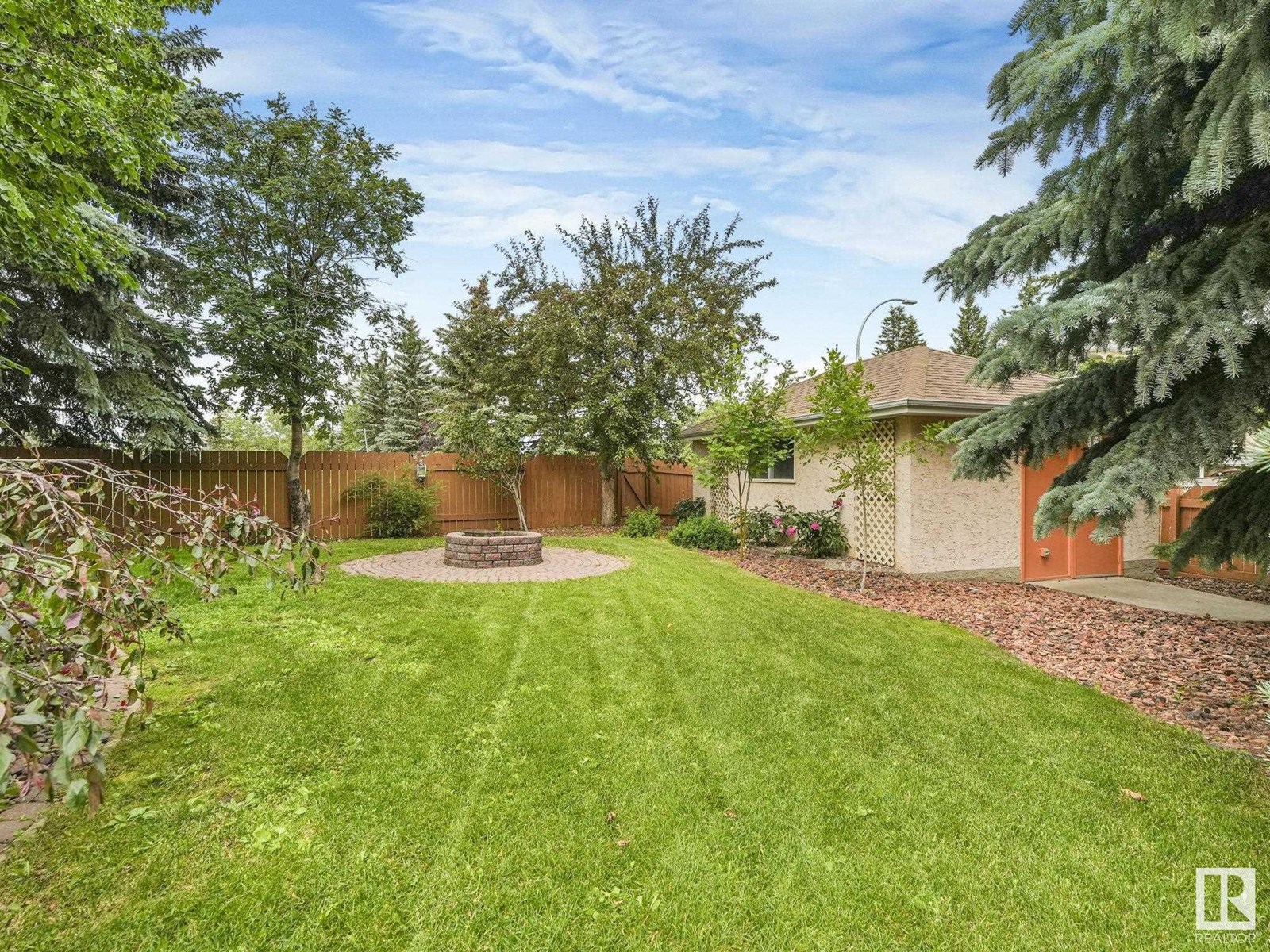 Photo 8 of 1820 Bearspaw Dr W Nw, Edmonton AB