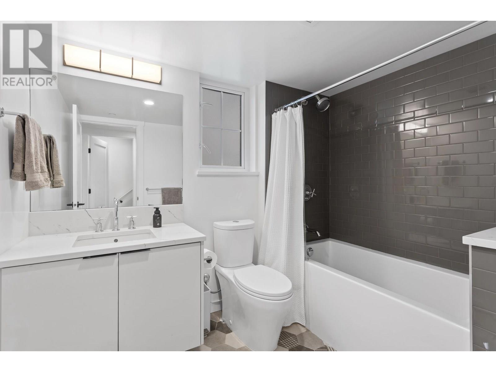 Photo 19 of 21 237 Ridgeway Avenue, North Vancouver BC