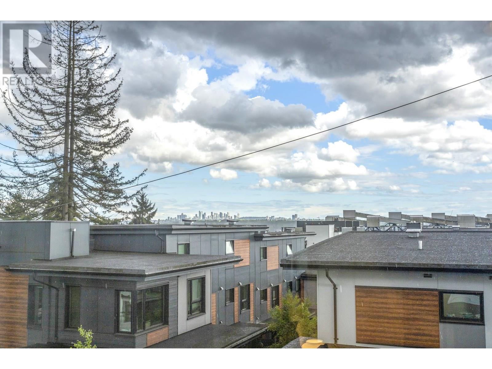 Photo 1 of 21 237 Ridgeway Avenue, North Vancouver BC