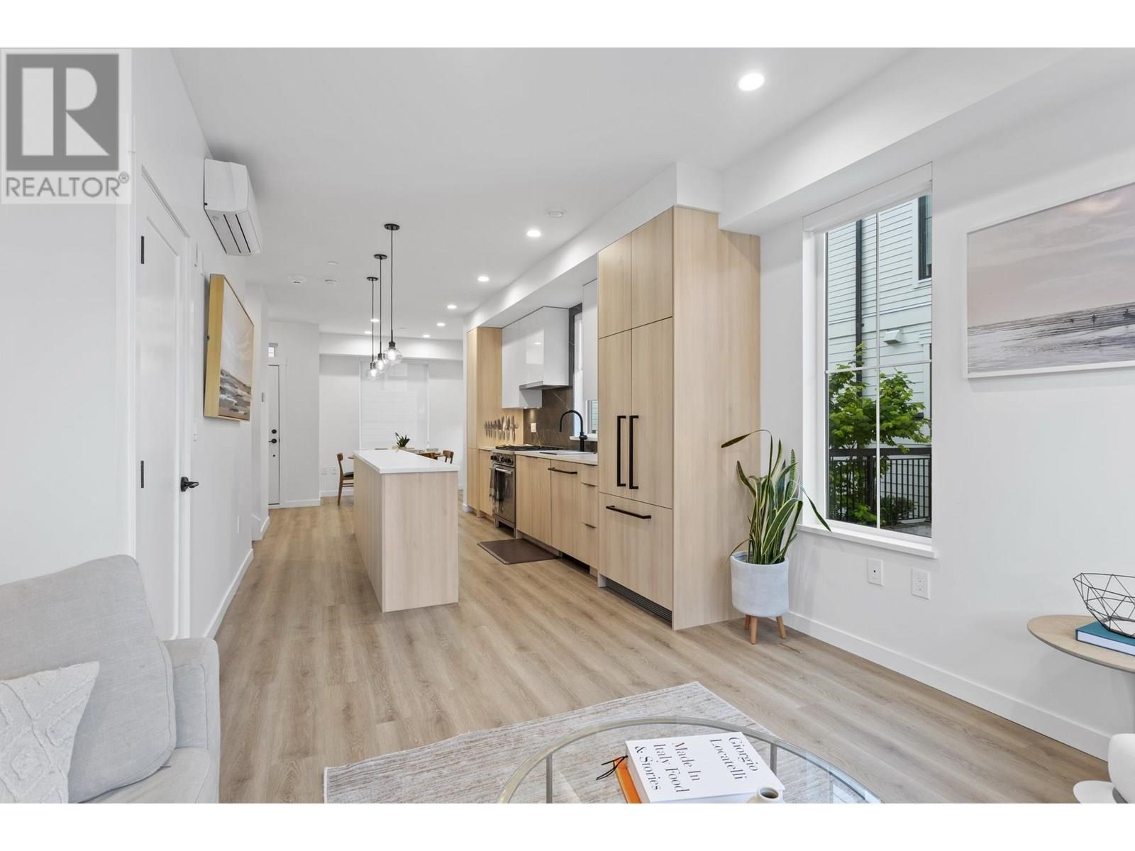 Photo 7 of 21 237 Ridgeway Avenue, North Vancouver BC