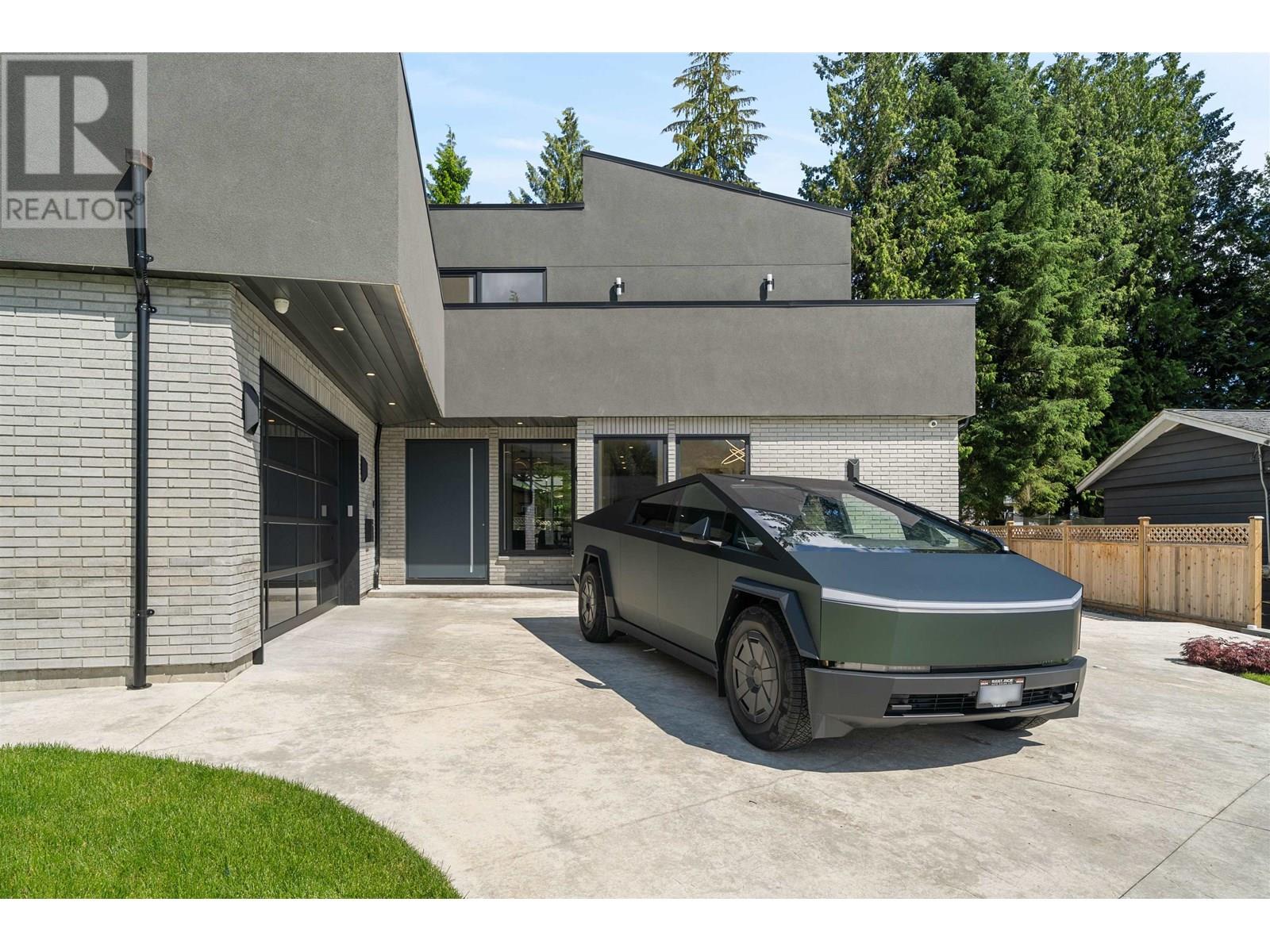 Photo 2 of 687 Poplar Street, Coquitlam BC