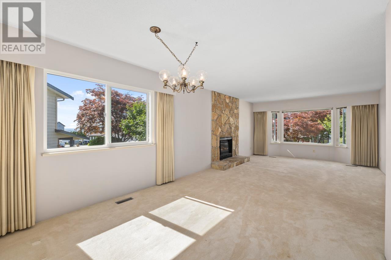 Photo 10 of 1605 Hemlock Place, Port Moody BC