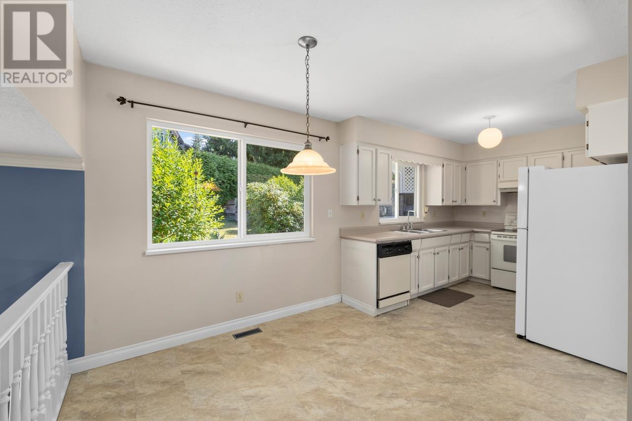 Photo 15 of 1605 Hemlock Place, Port Moody BC