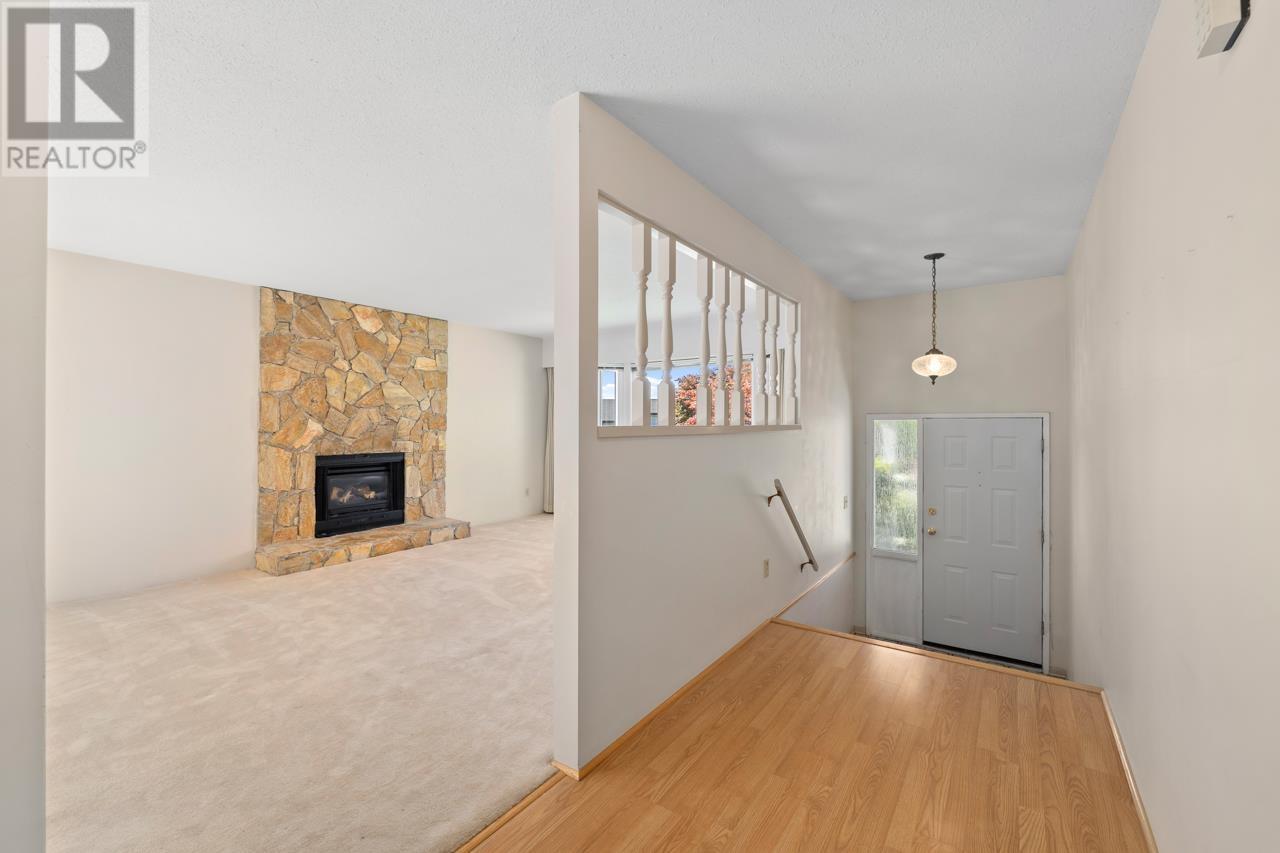 Photo 4 of 1605 Hemlock Place, Port Moody BC