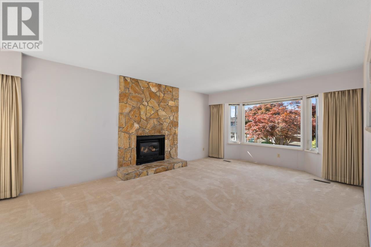 Photo 5 of 1605 Hemlock Place, Port Moody BC