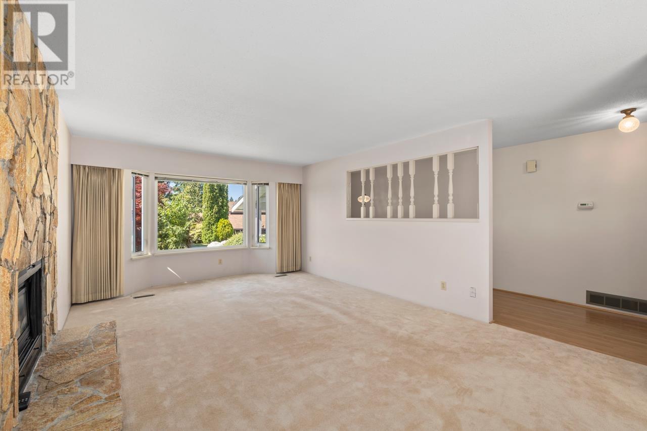Photo 6 of 1605 Hemlock Place, Port Moody BC