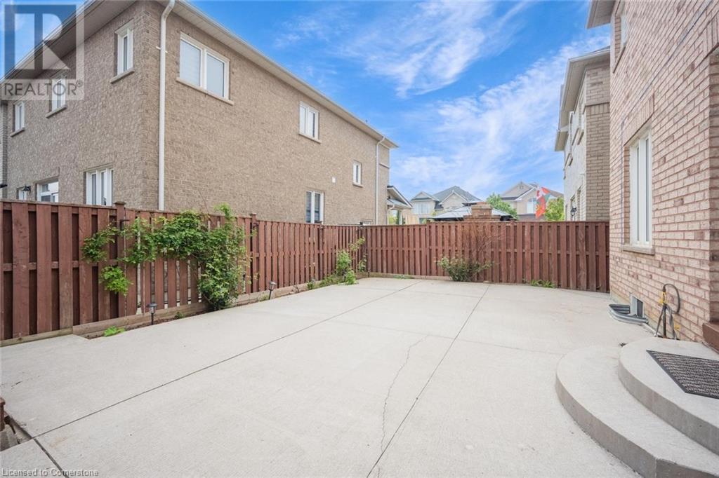 Photo 13 of 27 Putnam Drive, Brampton ON
