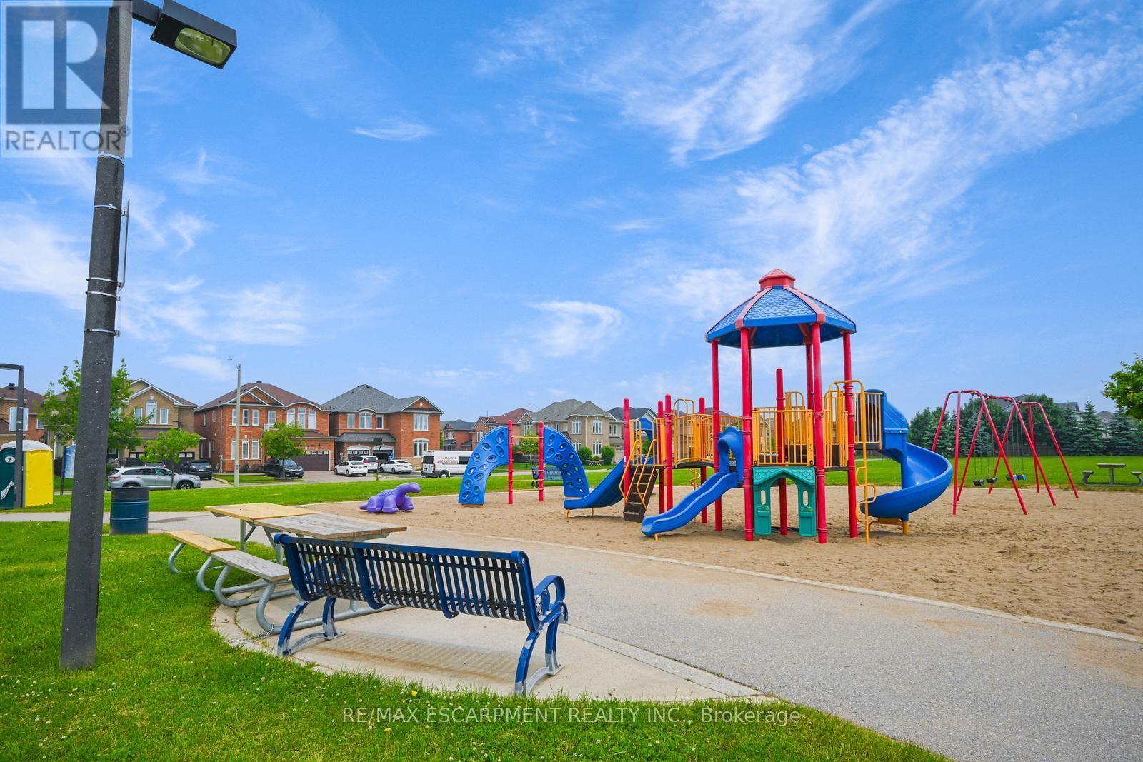 Photo 17 of 27 Putnam Drive, Brampton ON