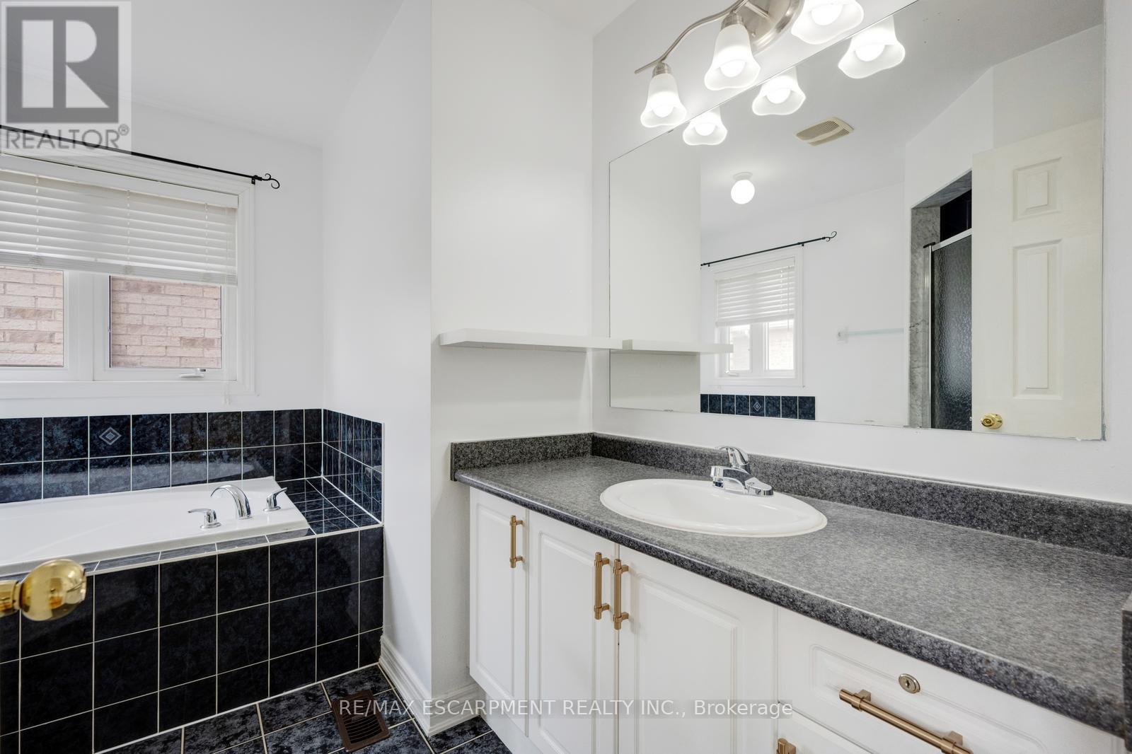 Photo 30 of 27 Putnam Drive, Brampton ON