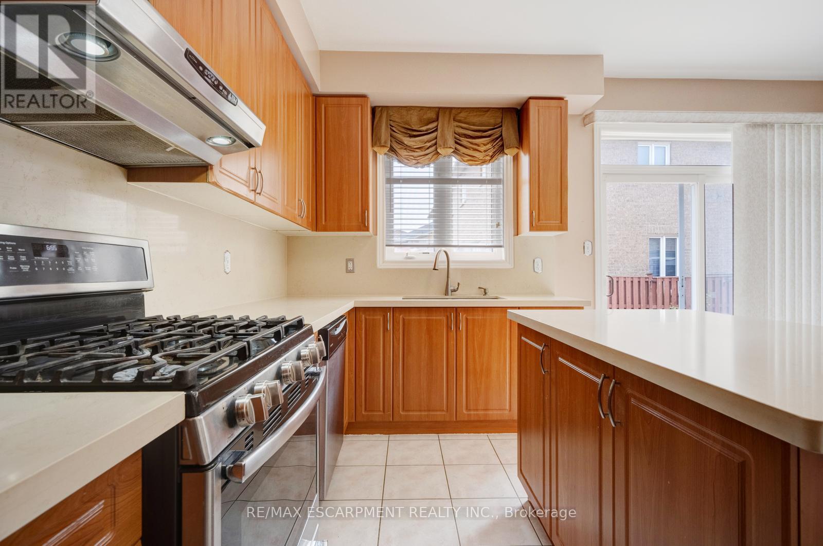 Photo 6 of 27 Putnam Drive, Brampton ON