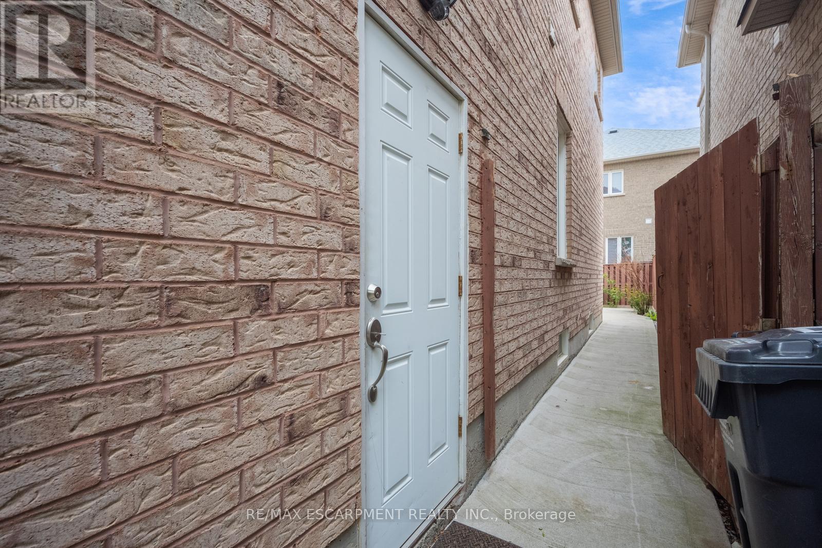 Photo 20 of 27 Putnam Drive, Brampton ON