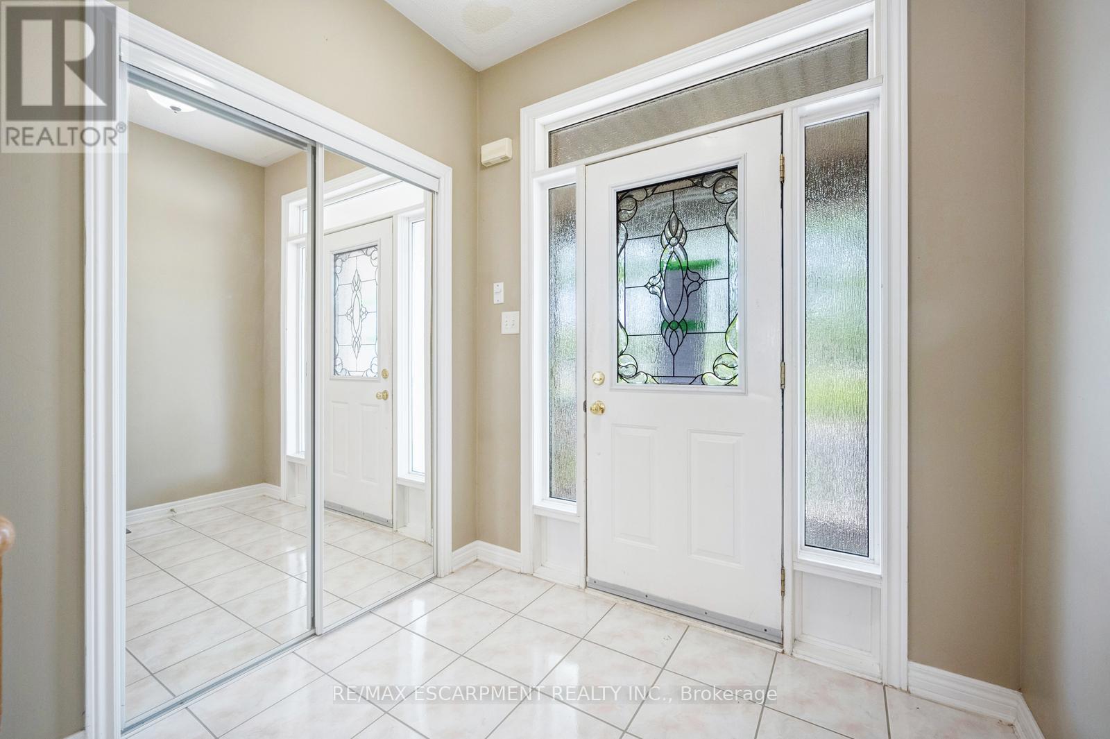 Photo 10 of 27 Putnam Drive, Brampton ON