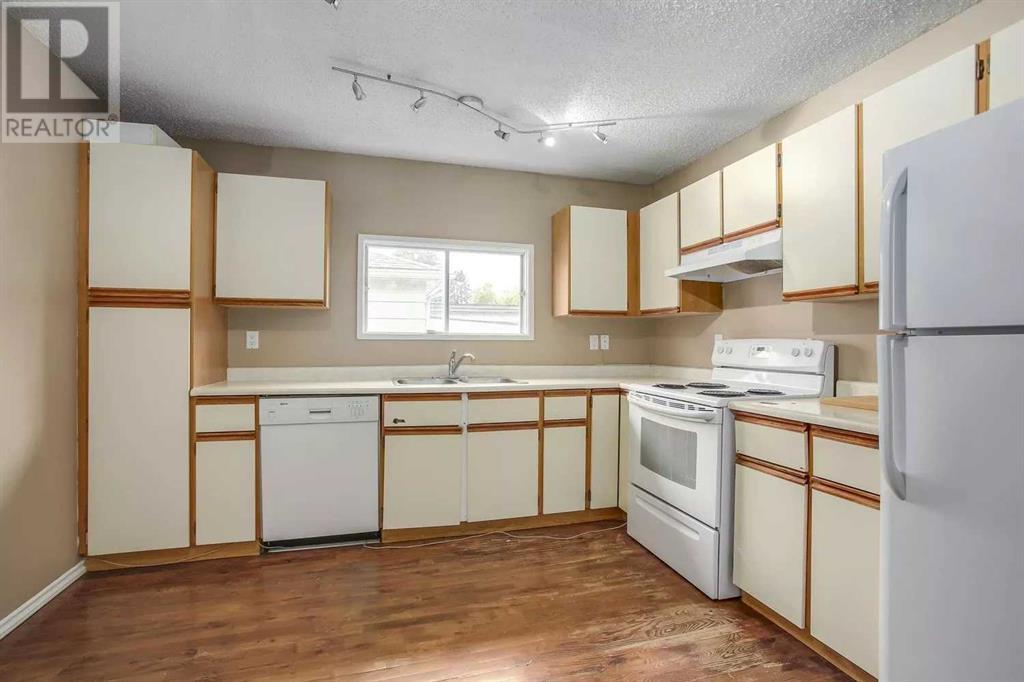 Single Family House Bi-level for Sale in   Avenue NE Tuxedo Park Calgary 