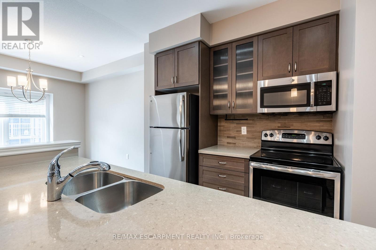 Photo 13 of 41 2086 Ghent Avenue, Burlington ON
