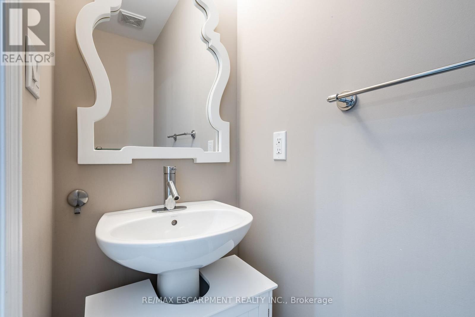 Photo 10 of 41 2086 Ghent Avenue, Burlington ON