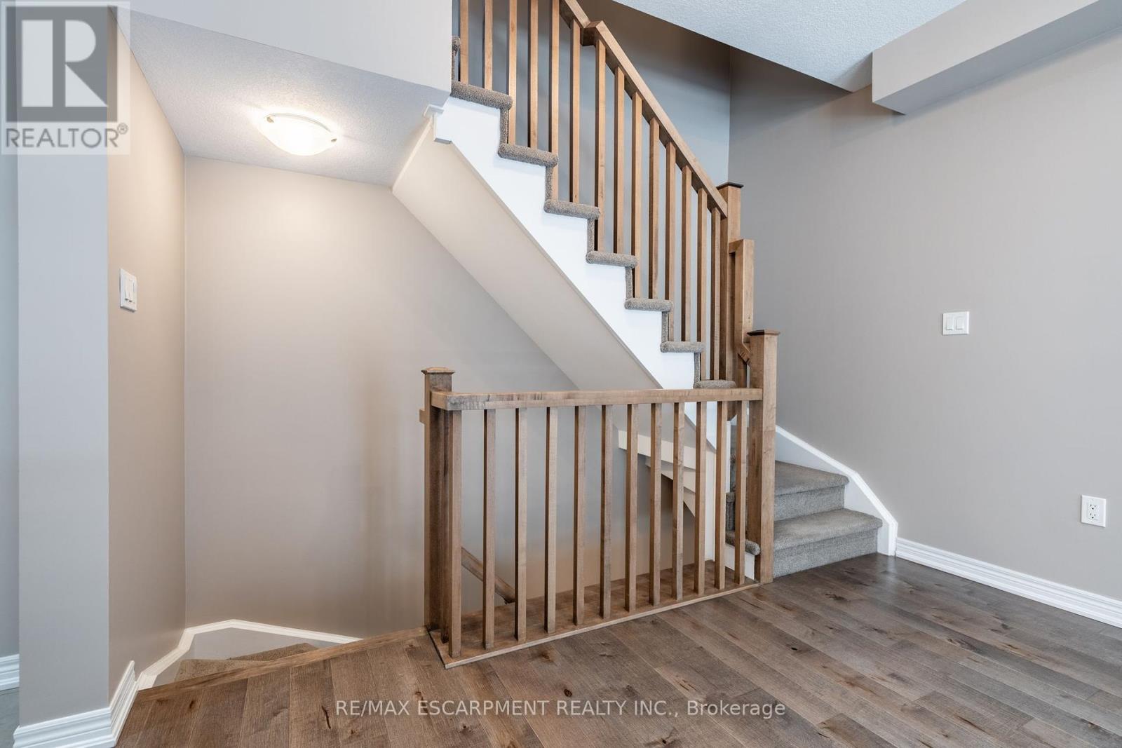 Photo 14 of 41 2086 Ghent Avenue, Burlington ON